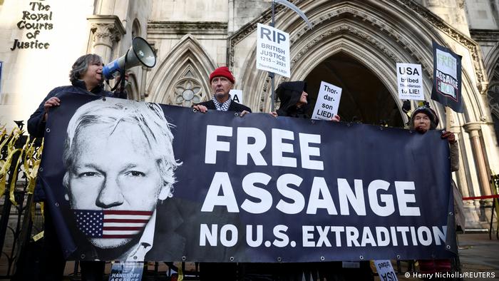 Bachelet recibe a esposa de Julian Assange y a sus abogados