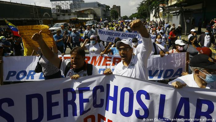 Trabajadores públicos de Venezuela siguen reclamando pagos
