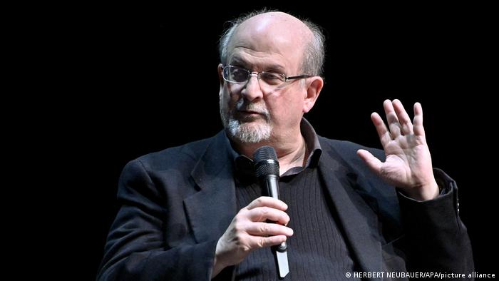 El escritor británico Salman Rushdie permanece grave en Nueva York y personalidades del mundo claman por su recuperación