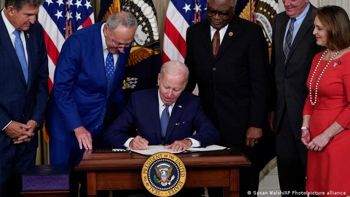 Biden firma «histórica ley» contra la inflación