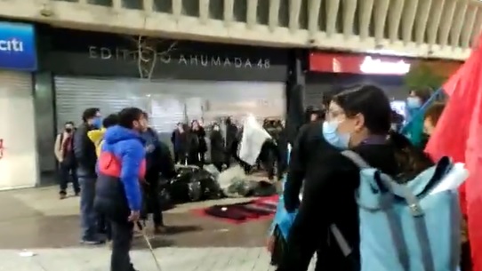 Comerciantes ambulantes agreden a simpatizantes del Apruebo en acto de campaña realizado en el centro de Santiago