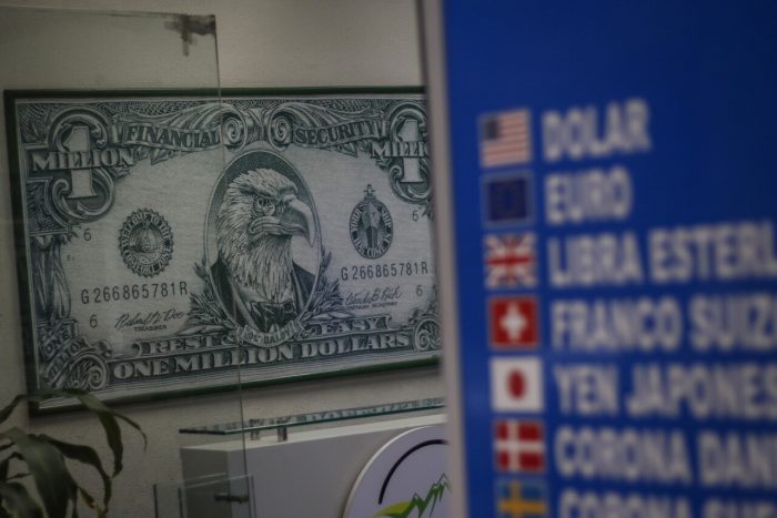 Dólar sigue operando a la baja: cerró cerca de los $890