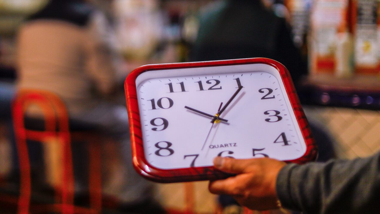Cambio de hora automático en dispositivos móviles causó confusión en electores