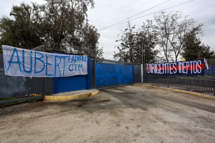 Desconocidos prendieron fuego y lanzaron fuegos artificiales al exterior del Centro Deportivo Azul en medio del mal momento que atraviesa Universidad de Chile