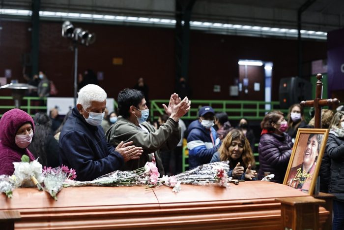 Cientos de personas se reúnen en el gimnasio municipal de Conchalí para el «último adiós» de Zalo Reyes