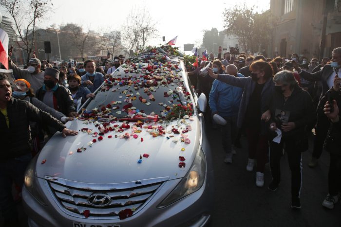 Multitudinario adiós para el «gorrión de Conchalí»: Cientos de personas despidieron a Zalo Reyes en la Pérgola de las Flores y en el Cementerio Católico