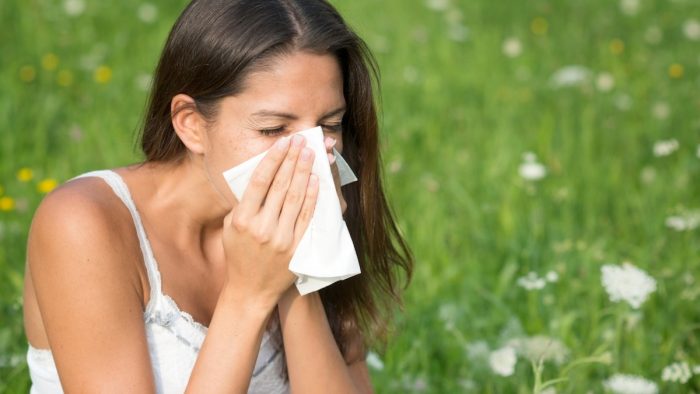 Cómo diferenciar una alergia en primavera del COVID-19
