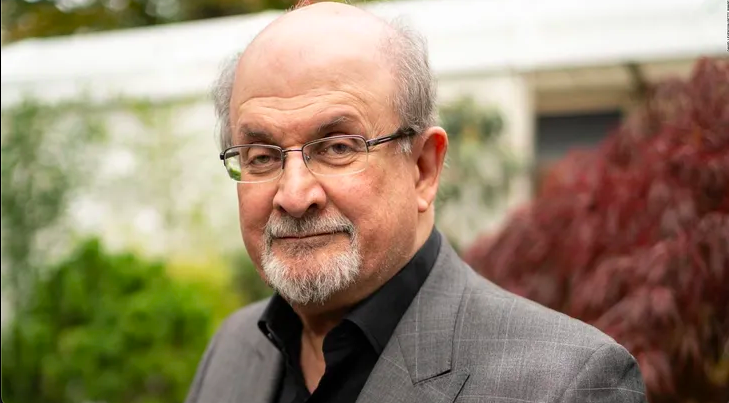 Salman Rushdie: quién es el escritor acuchillado y por qué su obra «Los versos satánicos» le ha generado amenazas de muerte durante más de 30 años