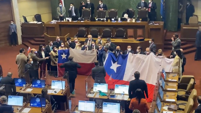 Diputados de oposición ingresan bandera chilena y entonan himno nacional antes de comenzar sesión