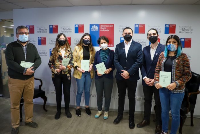Ministra de Medio Ambiente recibe declaración oficial de jóvenes chilenos sobre cambio climático