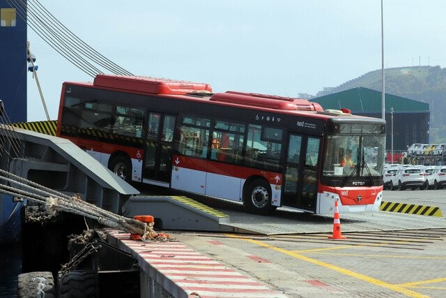 Llegaron a Chile 95 nuevos buses eléctricos de la flota RED que circularán por la Región Metropolitana