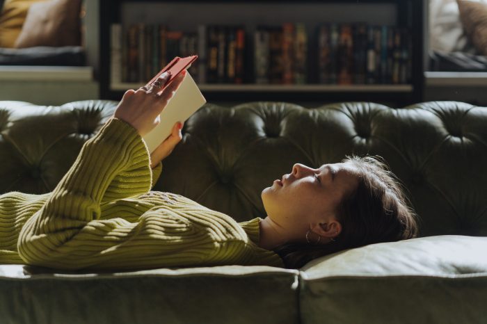 Mujeres chilenas leen libros por internet en un 42% más que los hombres