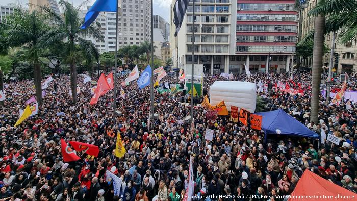 Brasileños buscan frenar a Bolsonaro antes de elecciones