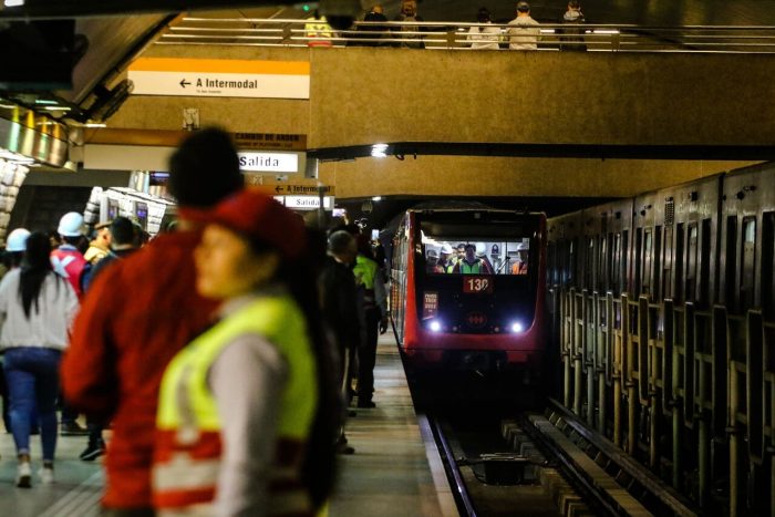 Metro con servicio parcial en Línea 2 tras incidente con tren en estacionamiento