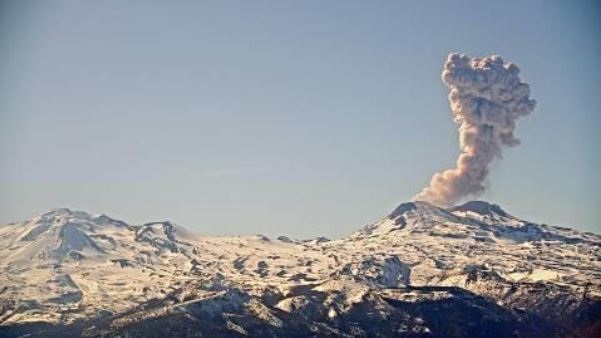 Autoridades decretan alerta amarilla en región de Ñuble por sismo en complejo volcánico Nevados de Chillán: se generó una columna eruptiva de 2km