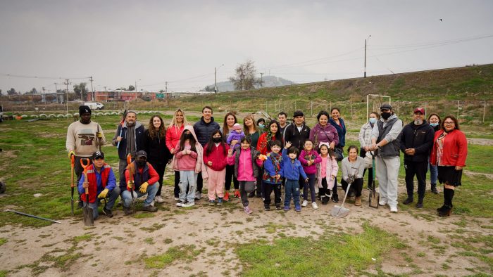 Vecinos de Bajos de Mena plantan 200 árboles en un terreno que busca ser un centro deportivo