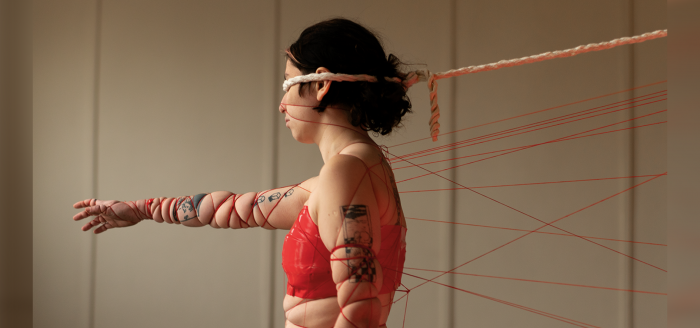 «Un cuerpo en la cuerda floja»: La obra que visibiliza la discriminación y violencia que viven las mujeres lesbianas en Chile