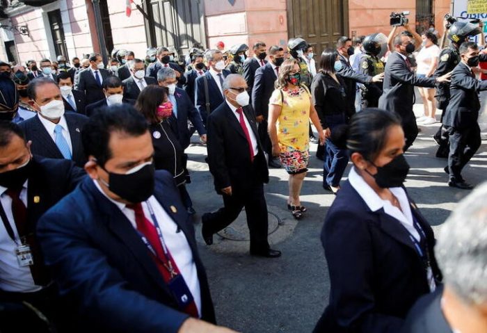 Primer ministro de Perú renuncia en medio de investigaciones de corrupción en gobierno