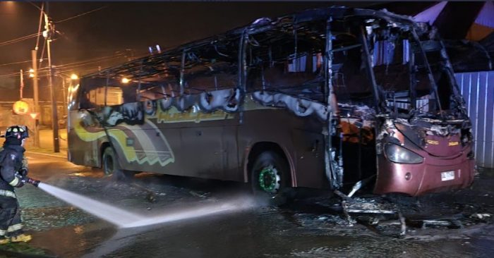 Se encontraron panfletos con el símbolo del grupo Weichan Auku Mapu: ataque incendiario en Cañete dejó un bus quemado y otro dañado