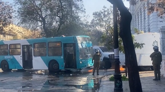 Bus del Transantiago resultó quemado en manifestación al exterior del Liceo de Aplicación