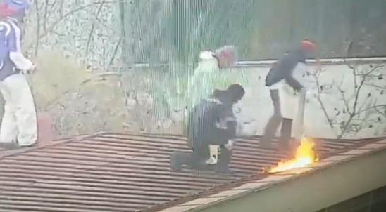 Nueva jornada de manifestaciones: cuatro personas fueron grabadas quemando techo en el Instituto Nacional 