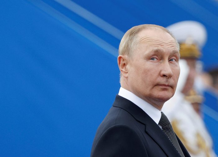 Vladimir Putin firma decreto para aumentar el número de soldados rusos