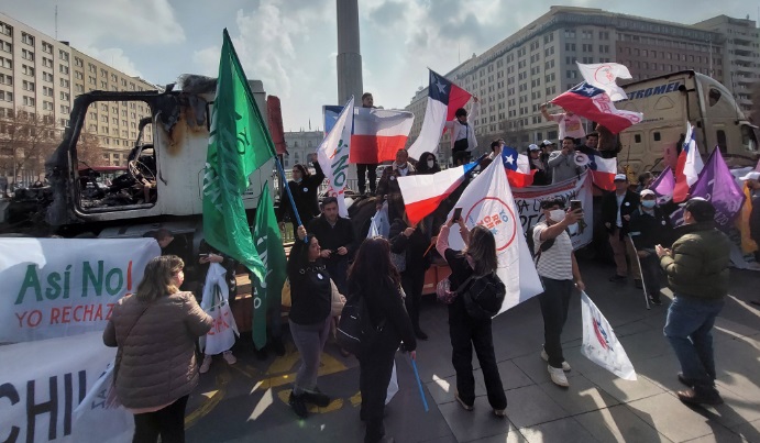 Adherentes del Rechazo realizaron manifestación con camión quemado frente a La Moneda