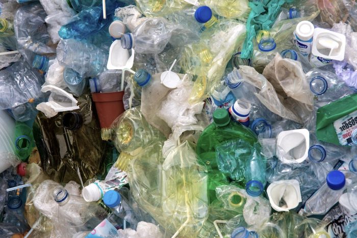 Consumo de plásticos se ha cuadruplicado en los últimos 30 años pero el reciclaje no avanza