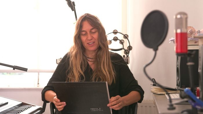 Directora Susana Díaz propone curatoría actualizada del underground musical chileno en serie documental “Bestiario del Ruido”