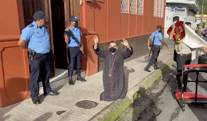 Policía de Nicaragua arresta a obispo Rolando Álvarez tras críticas por «libertad» religiosa a Daniel Ortega