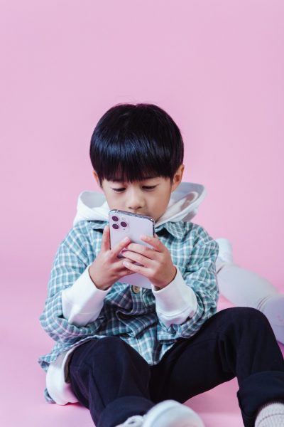 Estudio revela que lo que más inquieta a los padres chilenos son los videos que ven sus hijos ante el uso del celular
