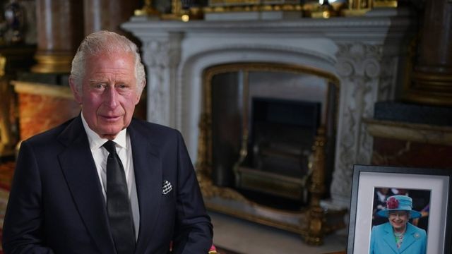 Carlos III rinde tributo a su «amada mamá» en su emotivo primer discurso como rey de Inglaterra