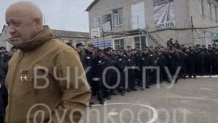 «Son ellos o sus hijos»: el video que muestra al jefe del grupo mercenario Wagner reclutando a presos rusos para la guerra