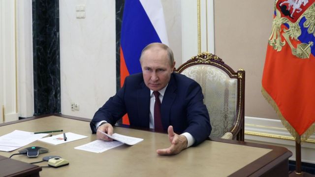 Putin firma decretos en los que reconoce la independencia de dos regiones ucranianas horas antes de la ceremonia de anexión a Rusia de 4 territorios