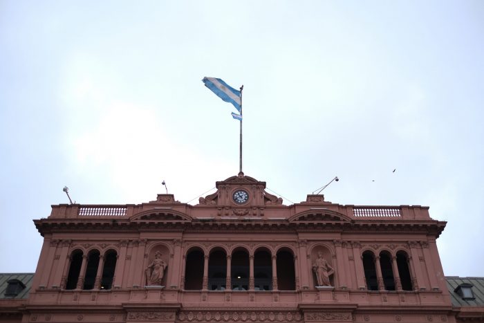 Reportan evacuación de la Casa Rosada y Ministerio de Defensa argentino por amenaza de bomba