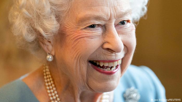 Fallece reina Isabel II: «Una ‘power girl’ que supo enfrentar la primavera, verano, otoño y el invierno de su reinado»
