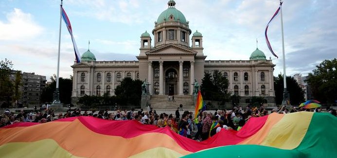 Gobierno de Serbia prohíbe la marcha del Europride