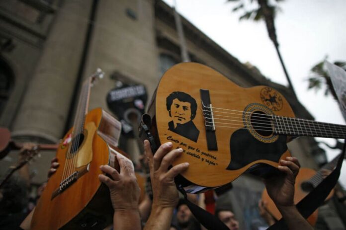 Funcionarios de la Subsecretaría de las Culturas honran a artistas asesinados en dictadura