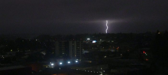 Decretan alerta temprana preventiva en comunas de la región Metropolitana por pronóstico de tormenta eléctrica