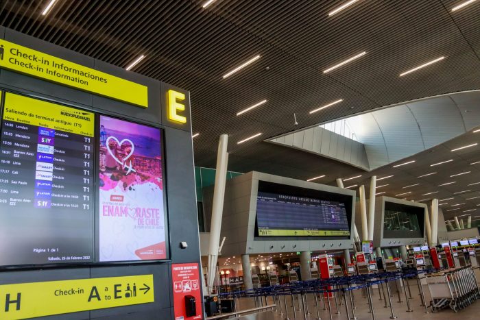 Caída de internet tiene sin servicio al Aeropuerto de Santiago: se reportan problemas en el embarque
