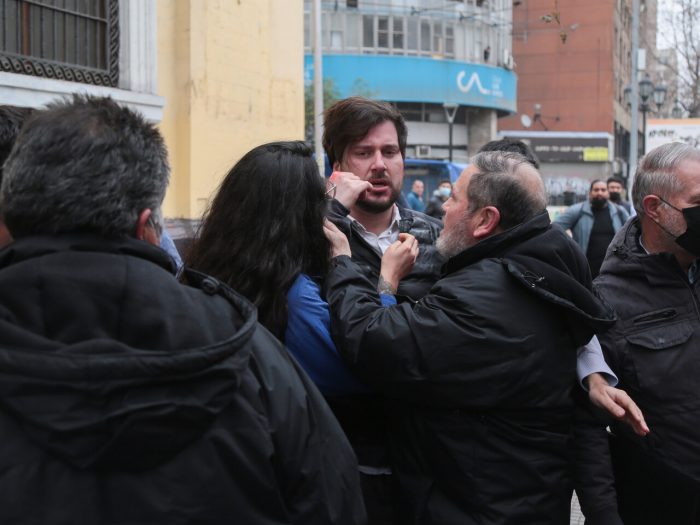 Agresión contra Simón Boric: U. de Chile condena ataque contra hermano del Presidente y Carabineros detiene a 3 personas