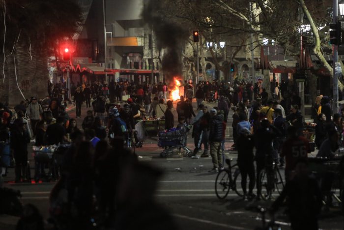 Plebiscito Constitucional: Carabineros informó la detención de 18 personas y dos efectivos policiales heridos tras desmanes por triunfo del Rechazo