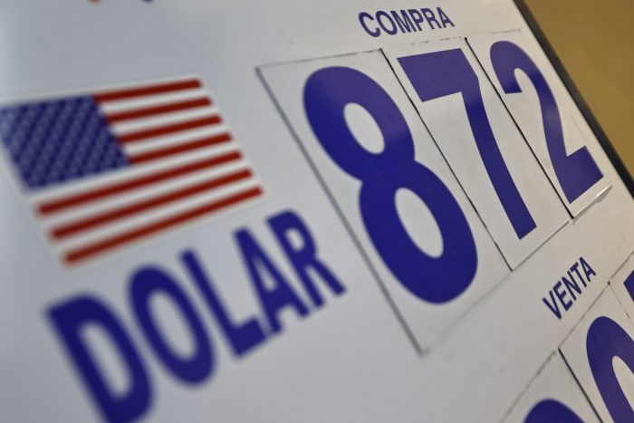 Dólar baja a $878 en medio de nuevo salto inflacionario en Chile