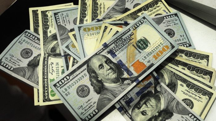 Peso chileno fortalecido: dólar vuelve a caer bajo los $800