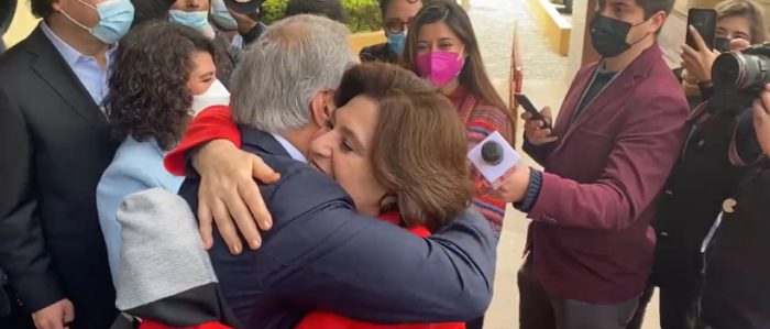 El afectuoso abrazo entre ministra Uriarte y senador Chahuán (RN) en su arribo al Congreso