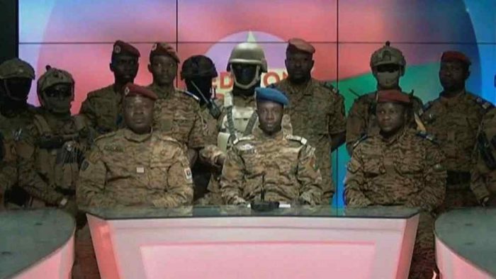 Soldados dan un golpe de Estado y deponen a la junta militar de Burkina Faso
