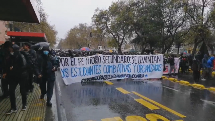 Dos buses quemados deja nueva manifestación de estudiantes secundarios ...