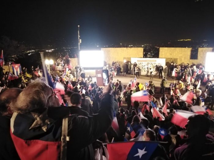 Entre banderas chilenas y también cubanas, cerca de 300 personas participan del cierre de campaña del Rechazo