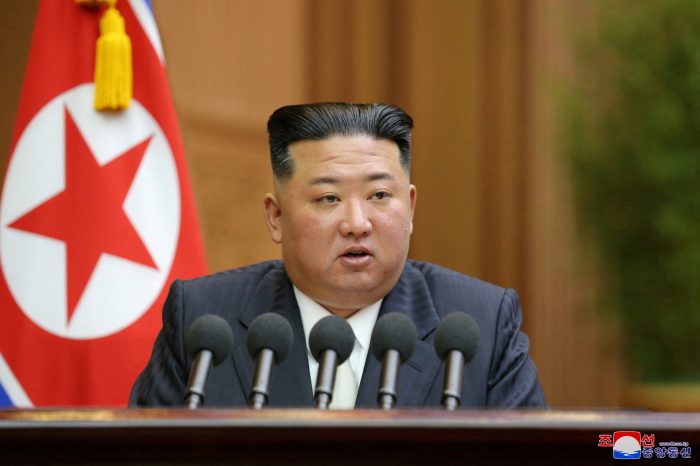 Corea del Norte dispara un misil balístico antes de visita de la vicepresidenta de EE.UU. a la región