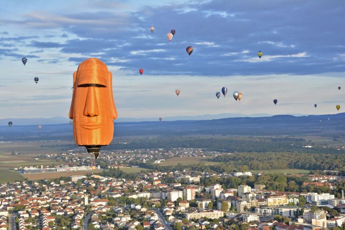Chile participa en campeonato mundial de globos aerostáticos con aparato en forma de Moai